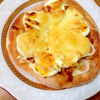 照り焼きチキンとゆで卵のピザ